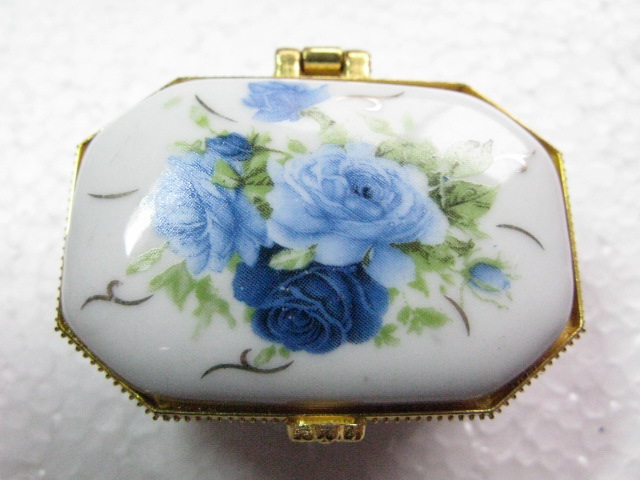 Jewelry box porcelain painted blue white rose floral octagonal Jewelry box porcelain painted blue white rose floral octagonal