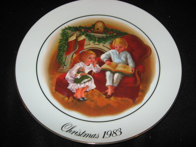 Beautiful Avon Christmas memories 1983 collector plate.