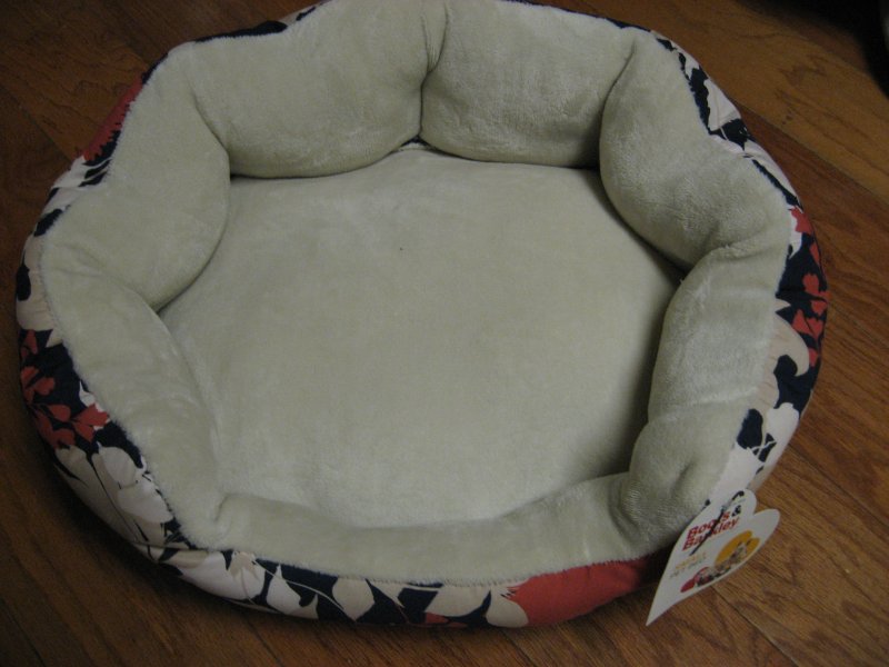 Image 0 of Boots & Barkley round floral design small pet bed Brand new 18