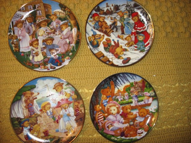 Franklin Mint Heirloom Teddy Bear Set of 4 different Porcelian Plates by Lawson