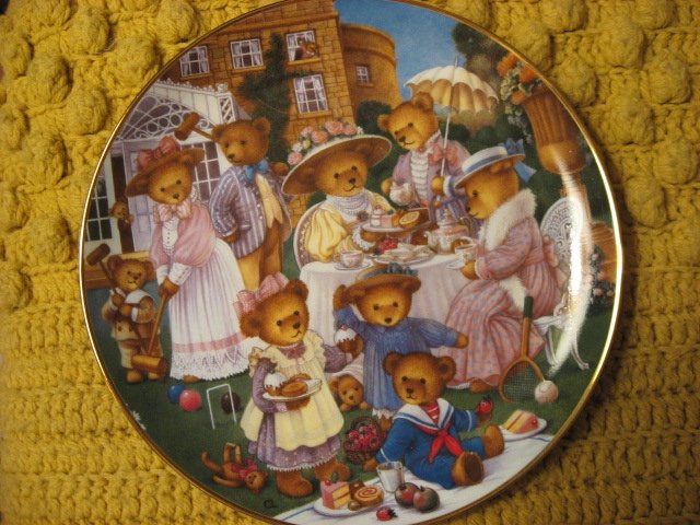 Image 4 of Franklin Mint Heirloom Teddy Bear Set of 4 different Porcelian Plates by Lawson
