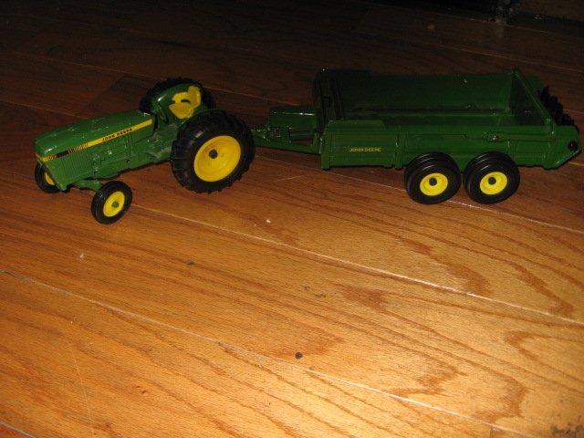 Image 2 of John Deere toy tractor manure spreader metal Ertl 3589H  /