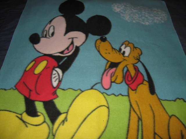 Disney Mikey Mouse Pluto Fleece toddler blanket 36 by 48 inch