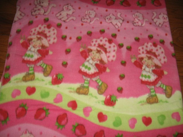 Image 0 of Strawberry Shortcake rows fleece bed blanket 