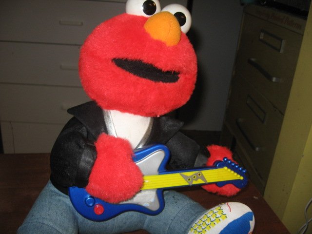 Elmo 1997 plays rock and roll music new batteries