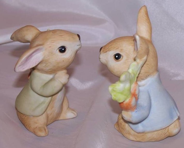 Bunny Rabbit w Carrots Figurines