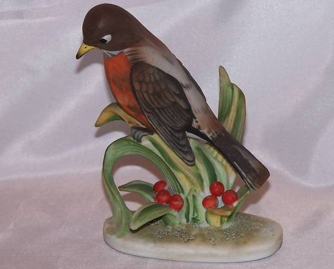 Image 0 of Lefton Robin w 6 berries, Colored Bottom Stamp
