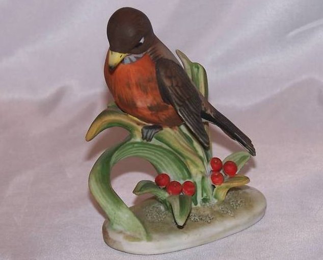 Image 3 of Lefton Robin w 6 berries, Colored Bottom Stamp