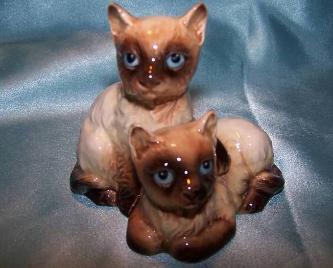 Goebel Cats Cuddling Light Siamese Kitten Cat Figurine