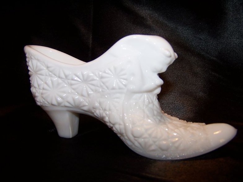 Olde Virginia Glass, Milk Glass Shoe w Panther, Cat