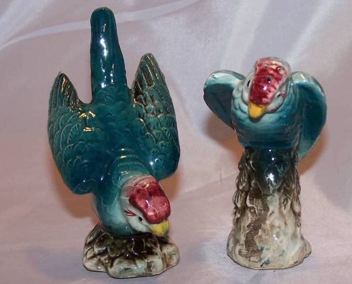 Image 0 of Parakeet Salt and Pepper Shakers Green