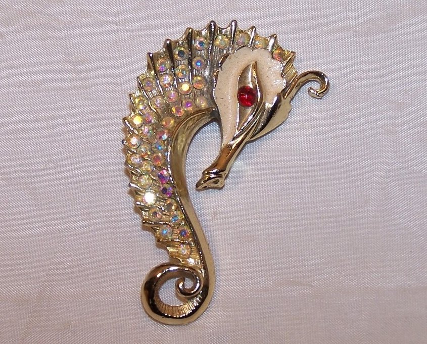 Seahorse Pin, Brooch w Rhinestones, Cream Face 