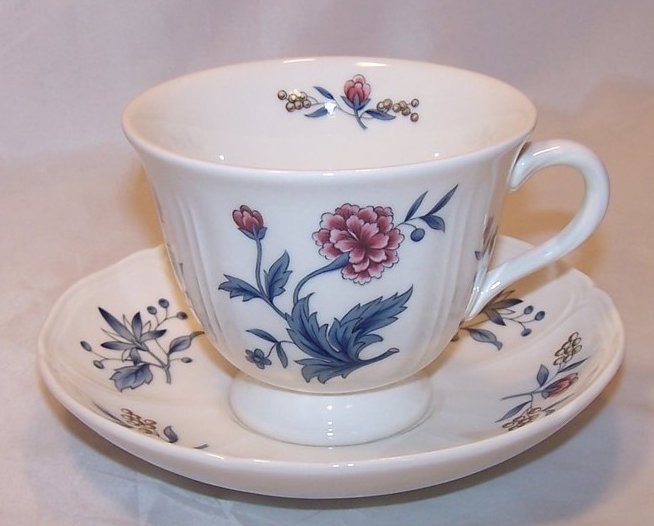 Wedgwood Williamsburg Potpourri Teacup, Saucer England NK510