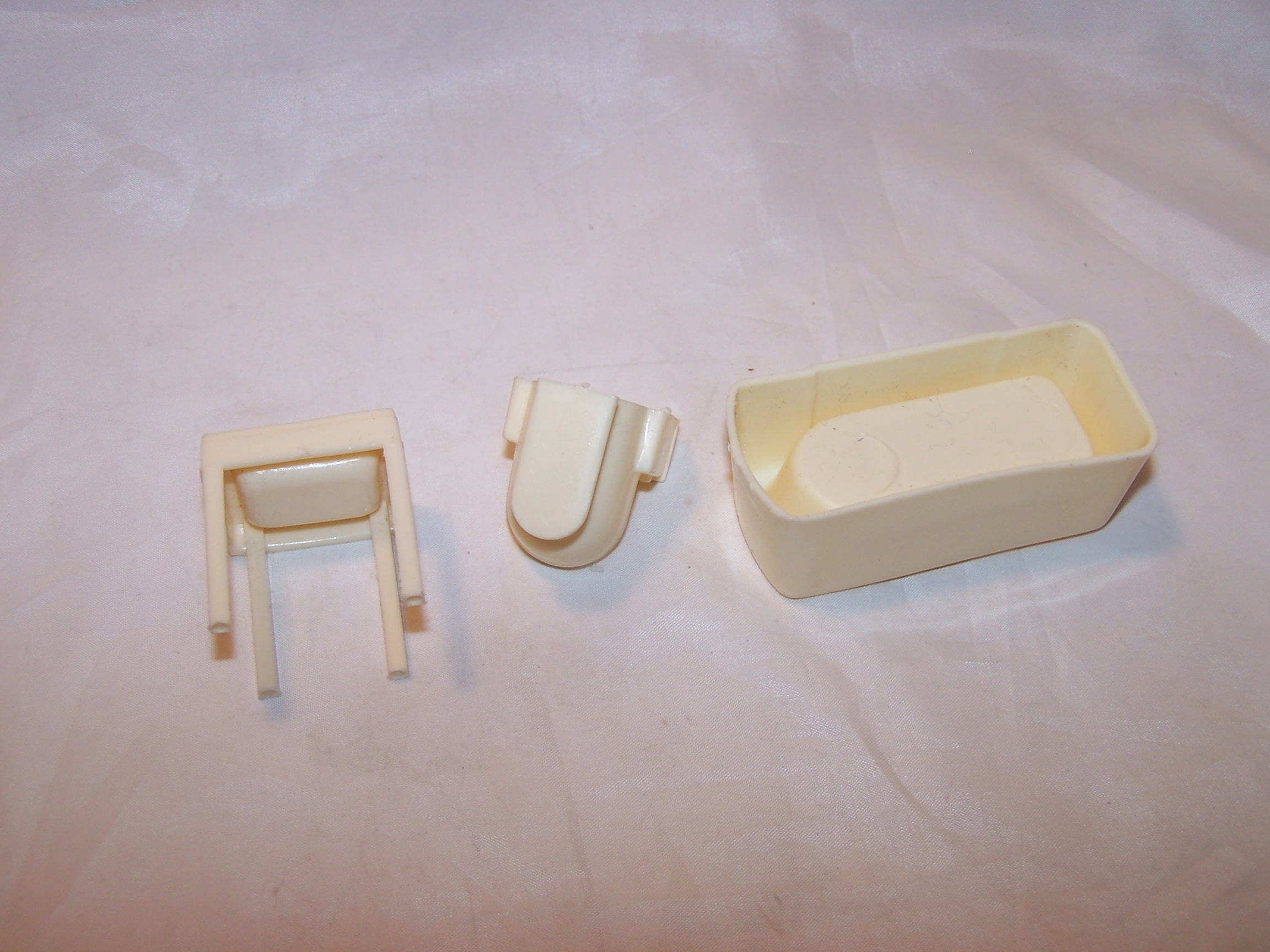 Image 3 of Dollhouse Bathroom Fixtures, Plastic, Vintage