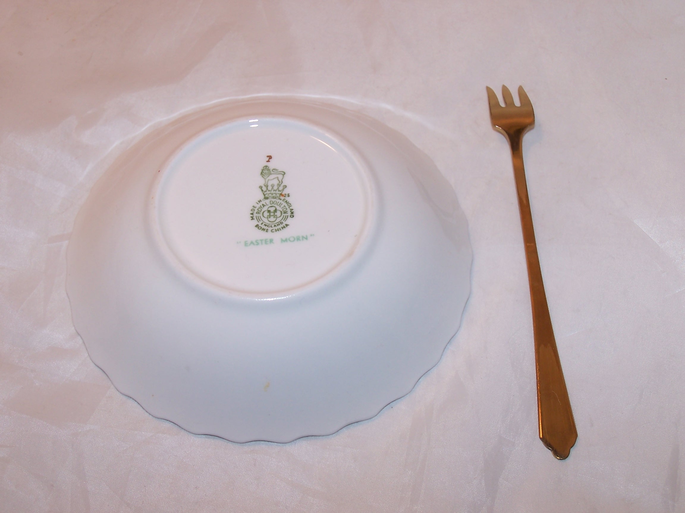 Royal Doulton Serving Bowl, Small, w Gold Fork, Easter Morn