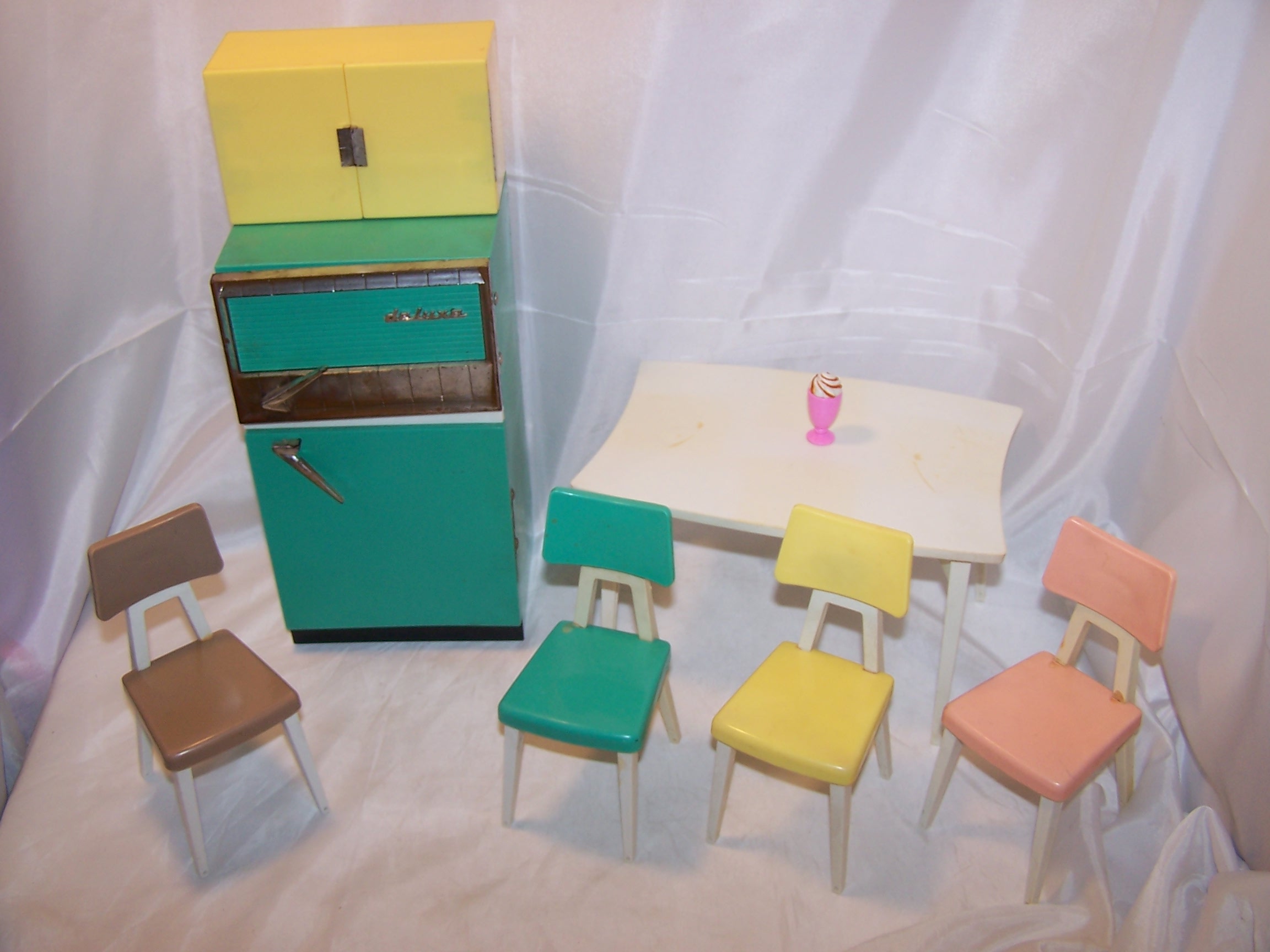 Barbie Kitchen Fridge, Table