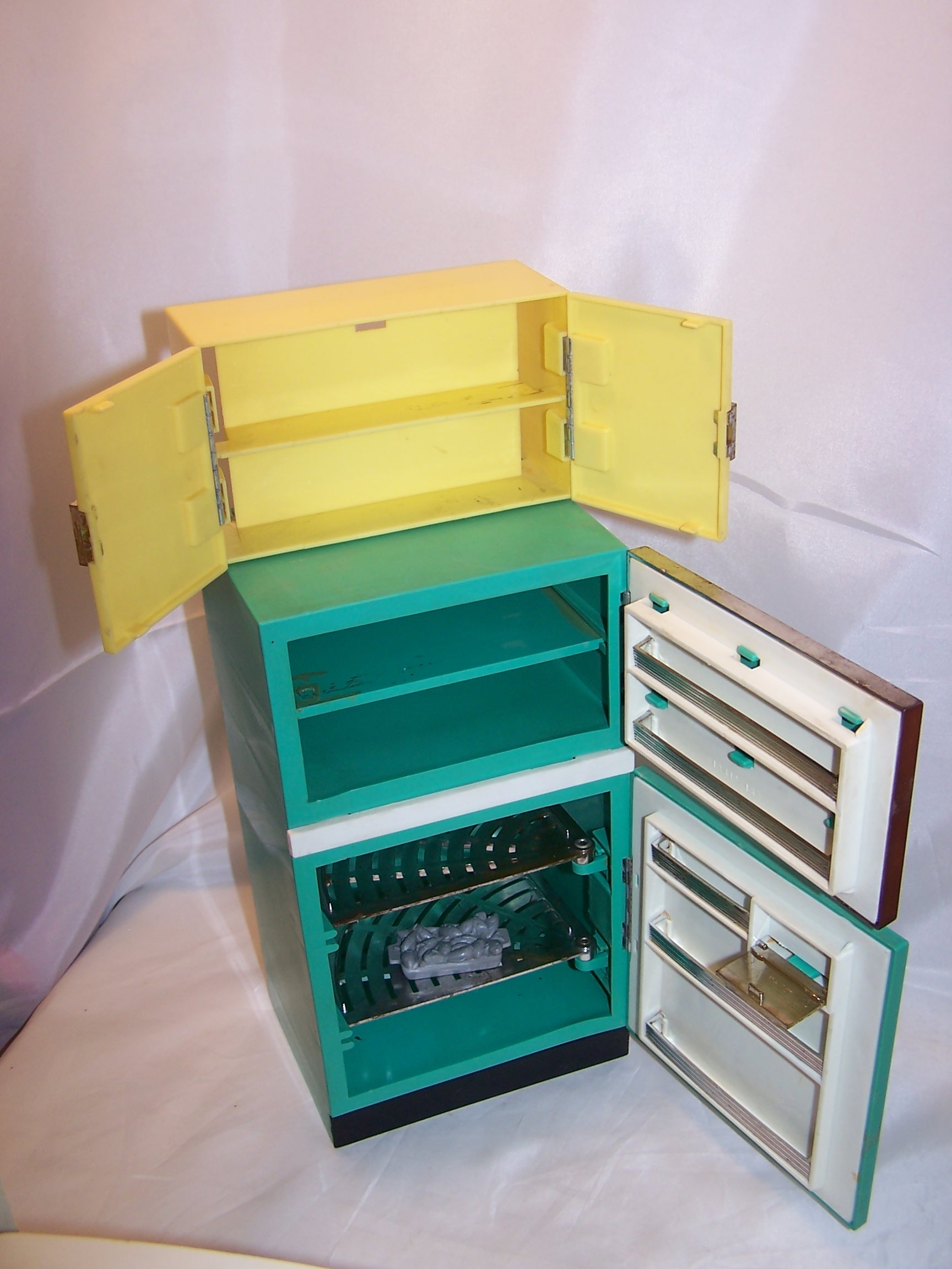 Image 11 of Deluxe Barbie Dream Kitchen, Refrigerator, Table and Chairs