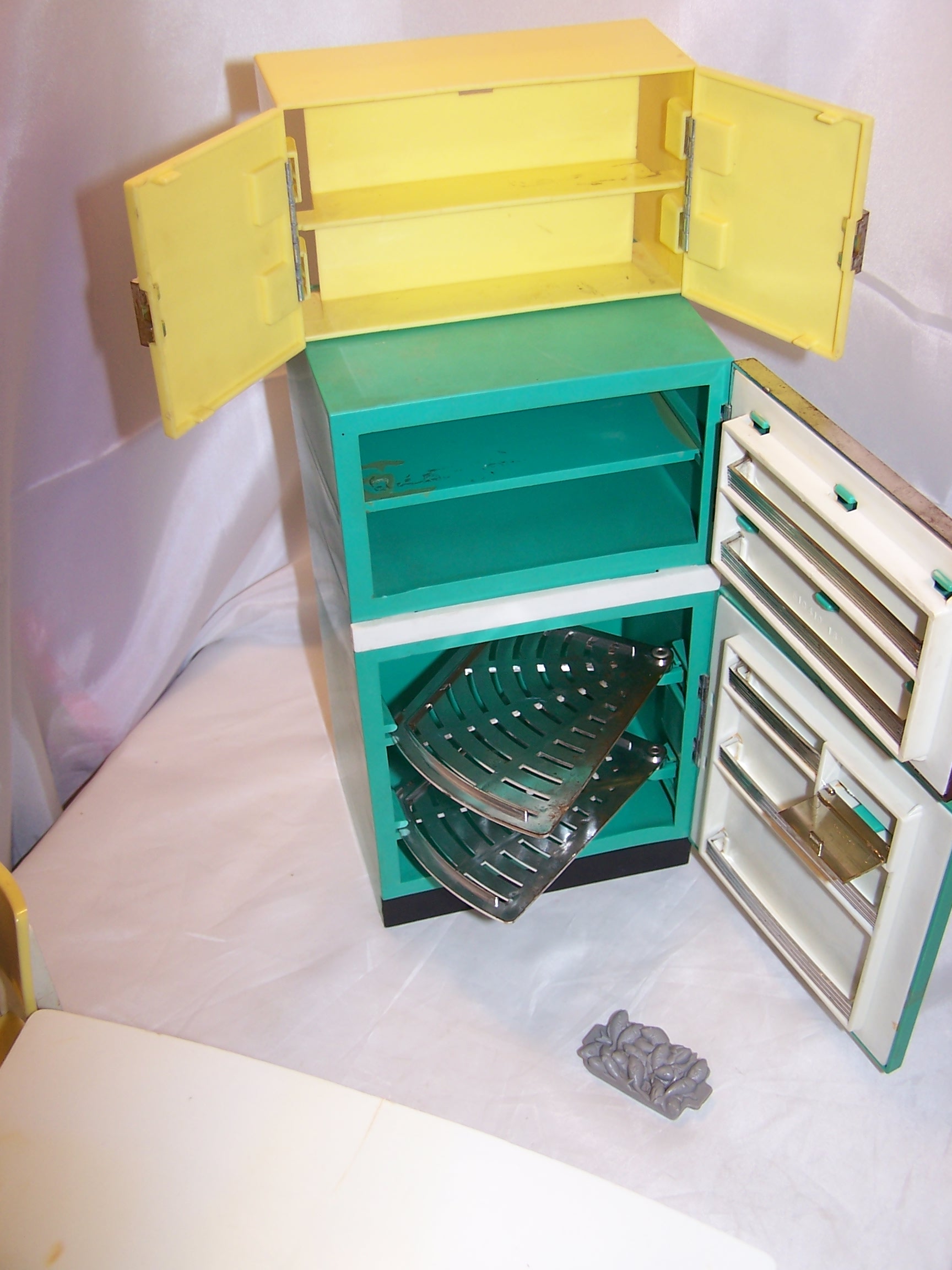 Image 12 of Deluxe Barbie Dream Kitchen, Refrigerator, Table and Chairs