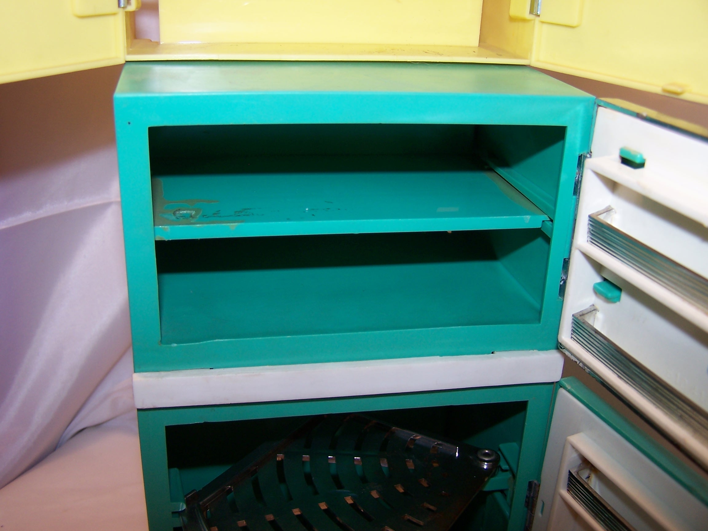 Image 15 of Deluxe Barbie Dream Kitchen, Refrigerator, Table and Chairs