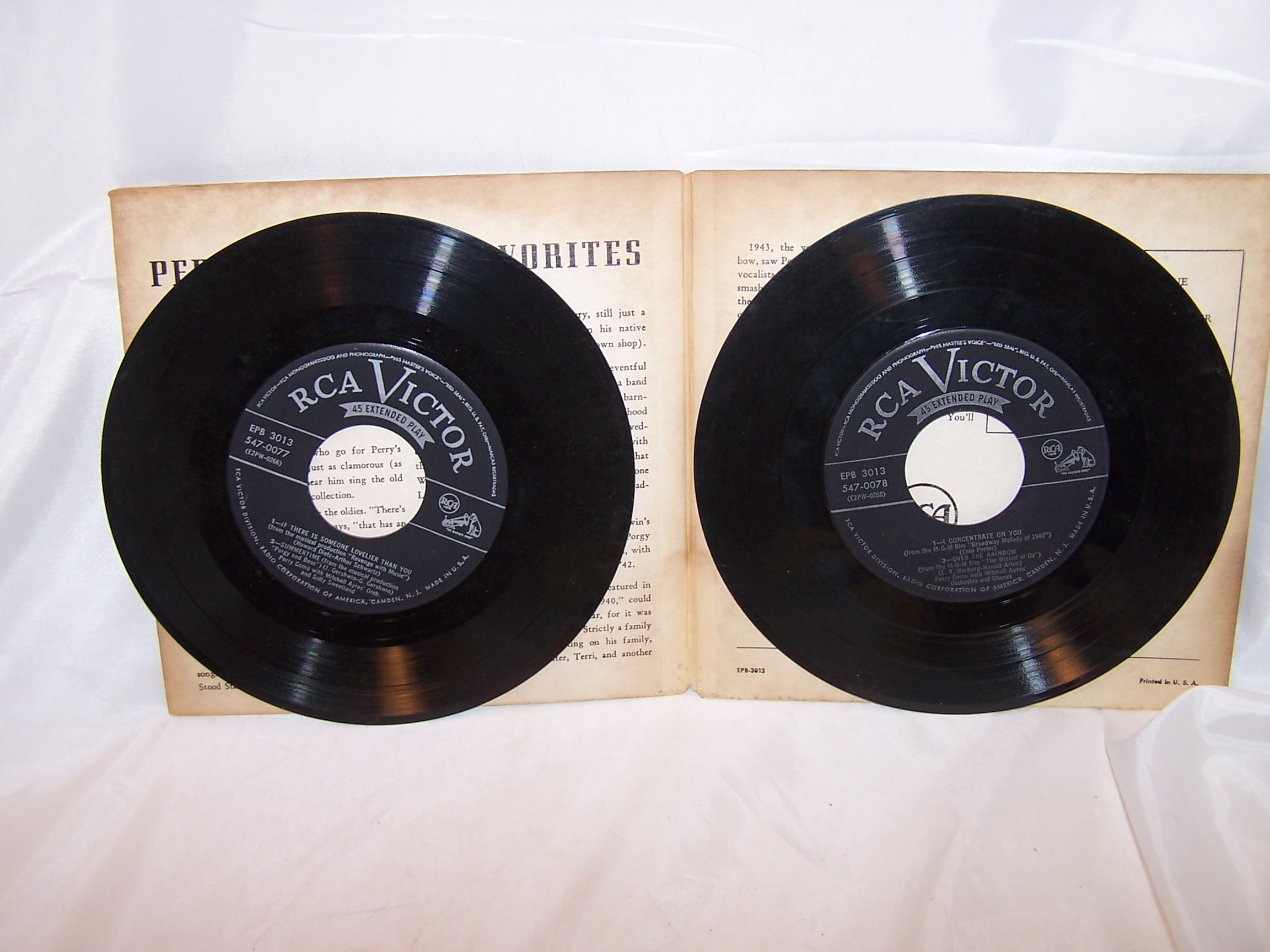 Image 2 of Perry Como, TV Favorites 45 RPM Record Set