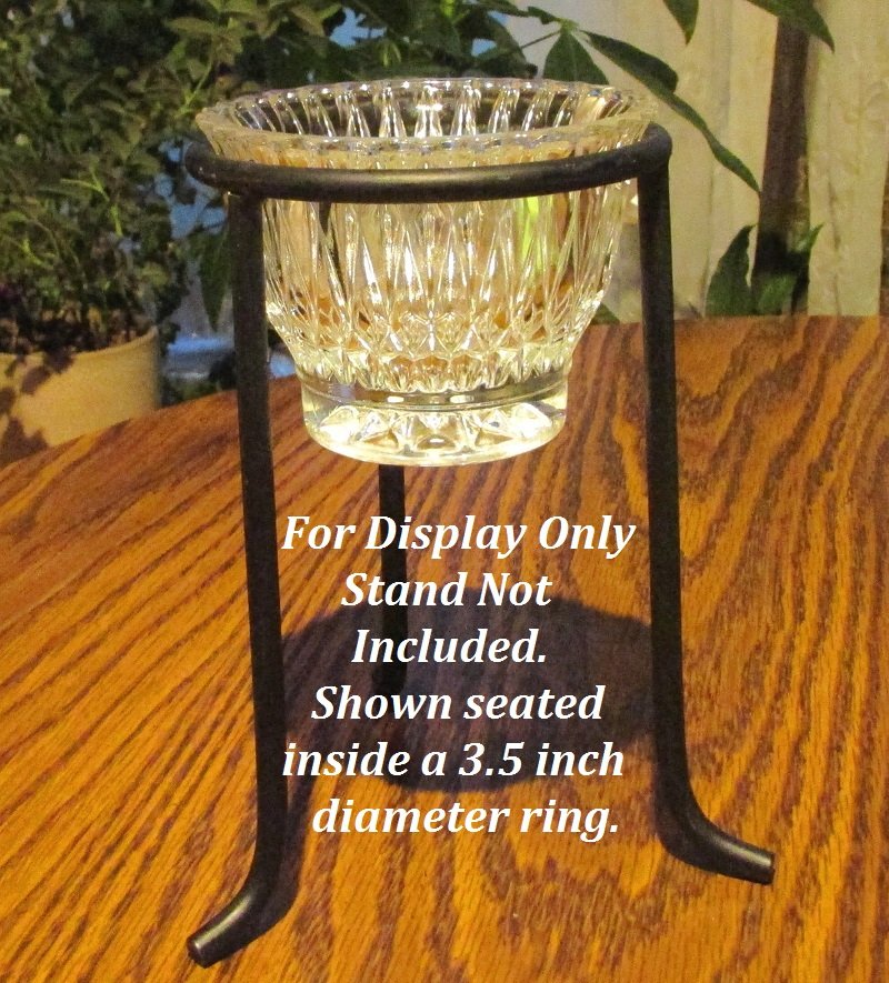Hanging or Table Top Candle Holder 3 7/8 x 3 Clear Crystal HCH126
Stand Not Included, Shown for display only.
Holder is seated inside a 3.5 inch diameter ring.