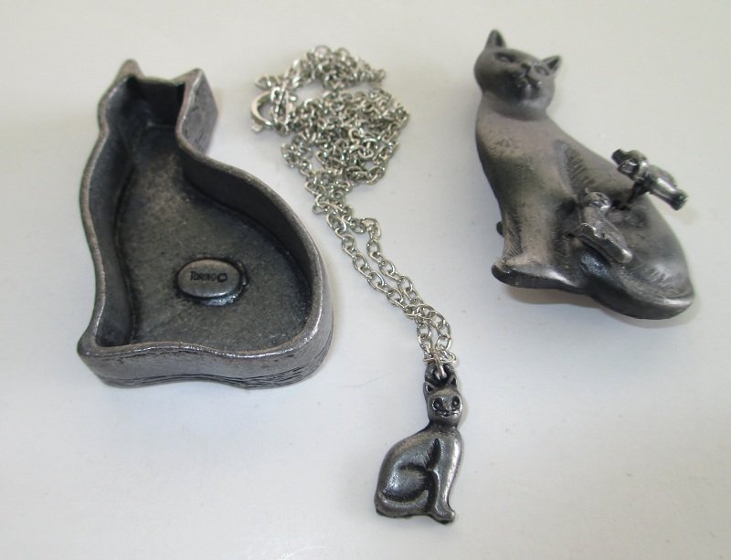 Consisting of brooch, pierced earrings, necklace with pendant, and trinket box. Torino