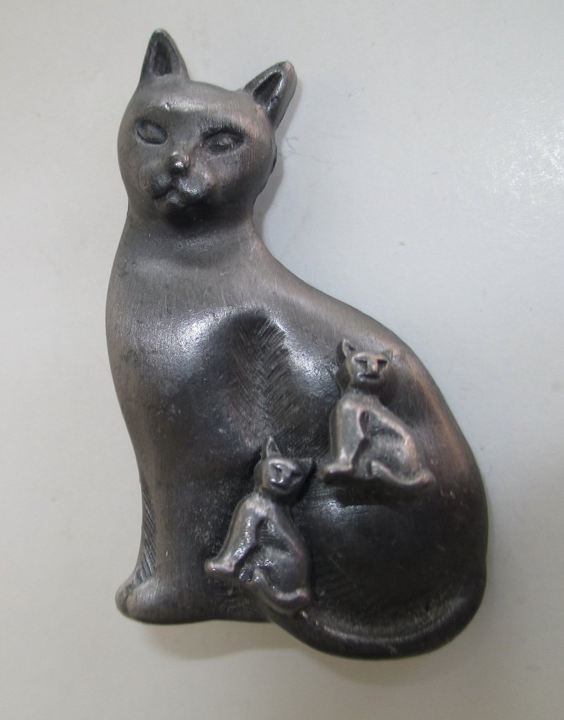 Consisting of brooch, pierced earrings, necklace with pendant, and trinket box. Torino