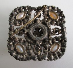 '.Antiqued design brooch.'