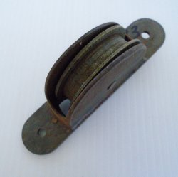 '.Antique brass pulley, 2.5 inch.'