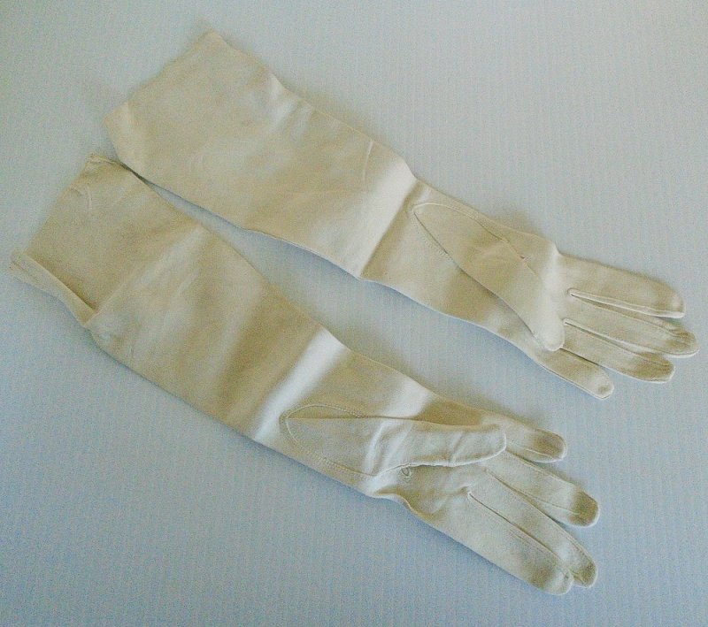 Unused and estimated to be from the 1930s, Garnati Chevreau kid leather evening opera gloves. Size 7. Made in France for I. Magnin upscale stores.