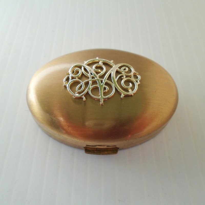 Germaine Monteil compact with mirror, puff, and powder. Vintage, possibly from the 1940s. Excellent, almost like new condition. Estate purchase.