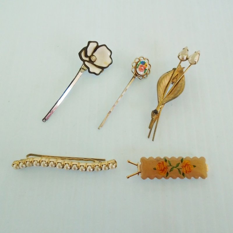 Estate sale collection of 5 flower themed hair clips. One signed Lady Ellen, one is enameled. Estimated 1950s to 1960s.