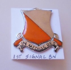 1st Signal Battalion U.S. Army DUI Insignia Pin