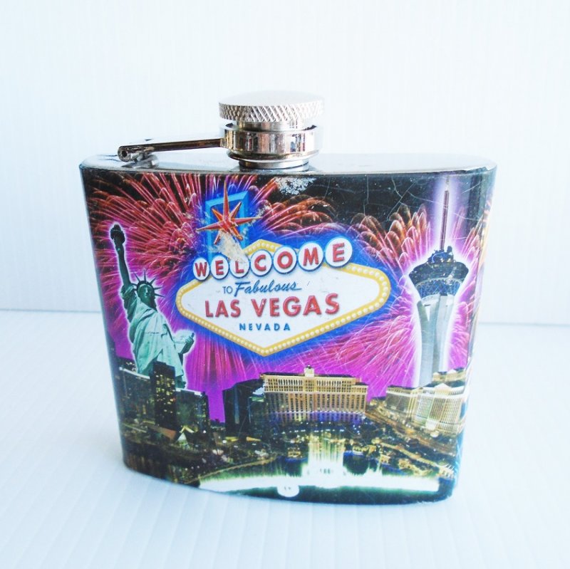 Fabulous Las Vegas flask. Features the famous Vegas sign and Casinos. Pocket or purse size. 5 oz. Never opened or used. Estate purchase. 