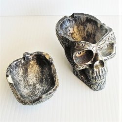 '.Skull shaped ashtray.'