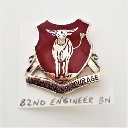 82nd Army Engineer Strength and Courage DUI Insignia Pin