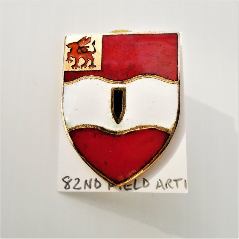 82nd Army Field Artillery DUI Insignia Pin with ‘Strength and Courage’ motto.