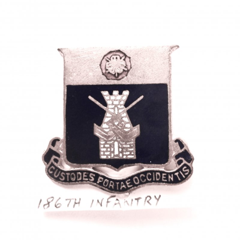 186th U.S. Army Infantry DUI Insignia Pin. It has the motto “CUSTODES PORTAE OCCIDENTIS