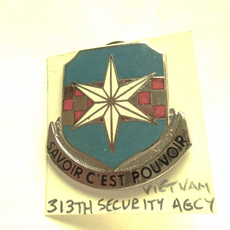 313th Army Security Agency DUI Insignia Pin. It has the motto “Savior C’est Pouvoir”.