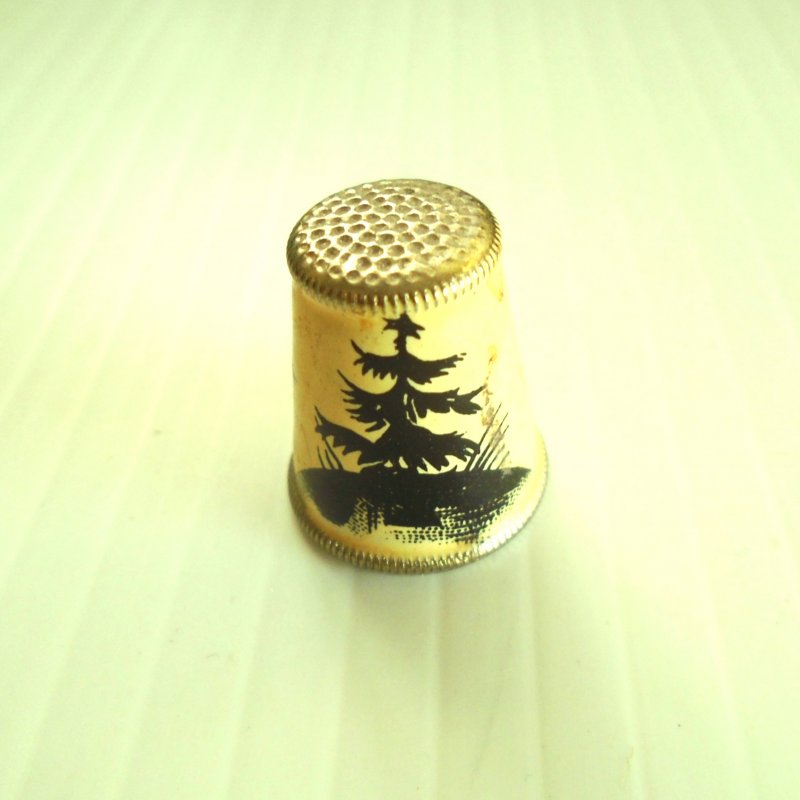 Vintage collectable thimble featuring a silhouetted cat in a tree. Made in Austria.