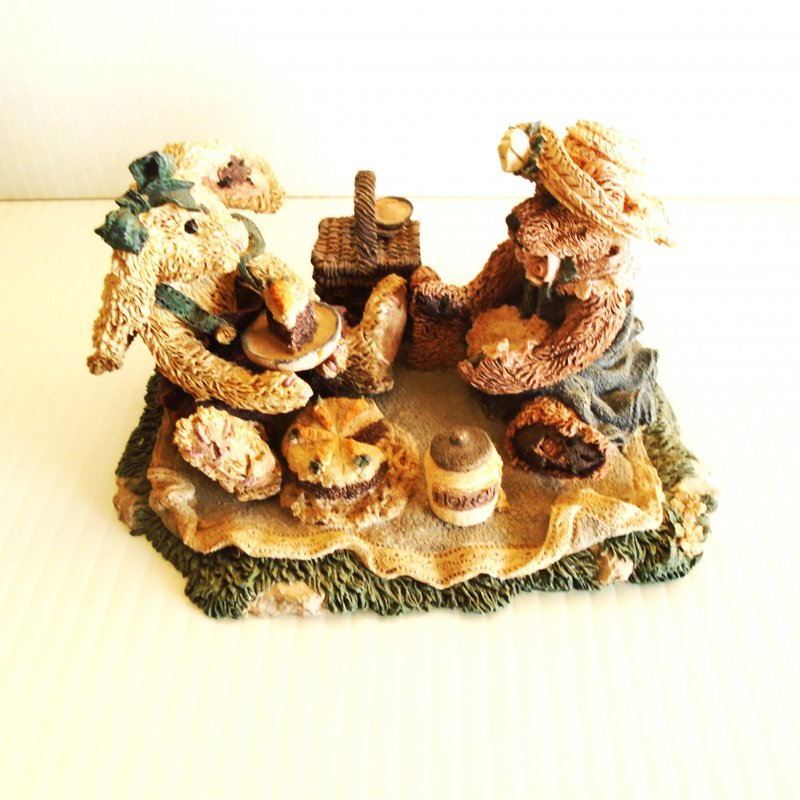 Boyds Bears 2018, Bailey & Emily. Friends having a picnic. Dated 1993, now retired. Measures approx. 3 inches tall.