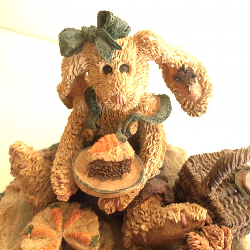 Boyds Bears 2018, Bailey & Emily. Friends having a picnic. Dated 1993, now retired. Measures approx. 3 inches tall.