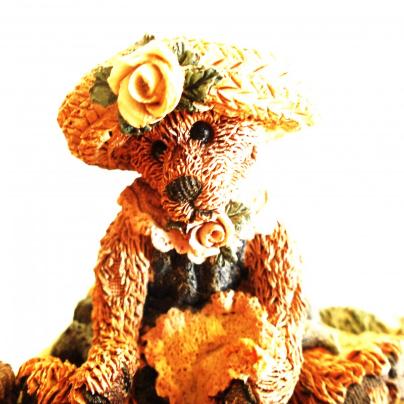 Boyds Bears 2018, Bailey & Emily. Friends having a picnic. Dated 1993, now retired. Measures approx. 3 inches tall.