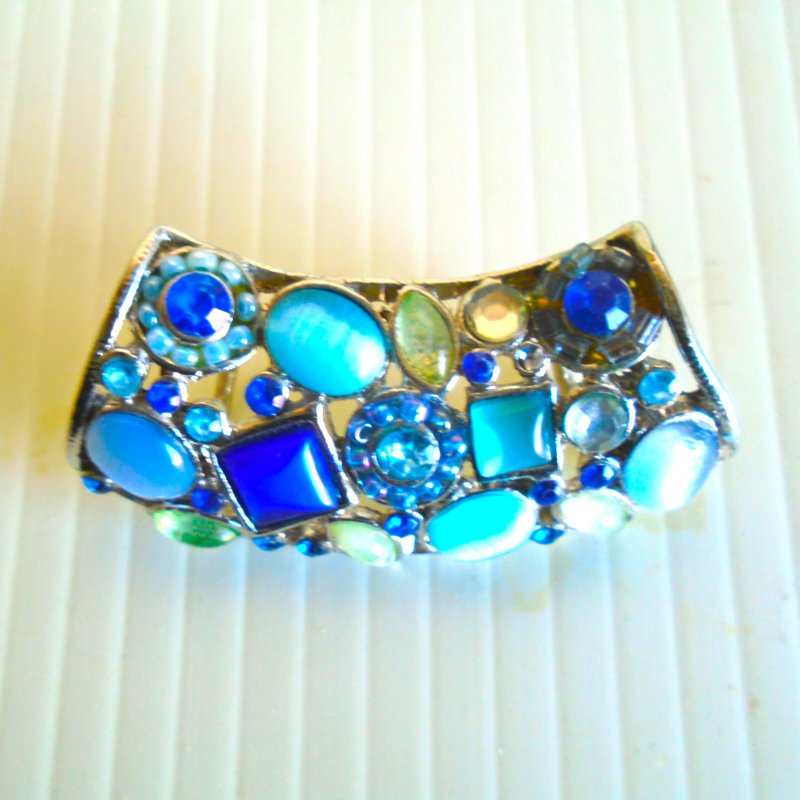 Unique and unusual reflective scarf ring. Estimated to be 1970s or earlier. Estate sale find.