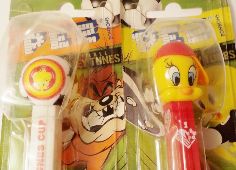 Tweety and Tweety on soccer ball, Greek cardback