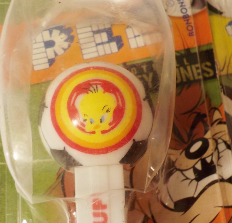 Tweety and Tweety on soccer ball, Greek cardback
