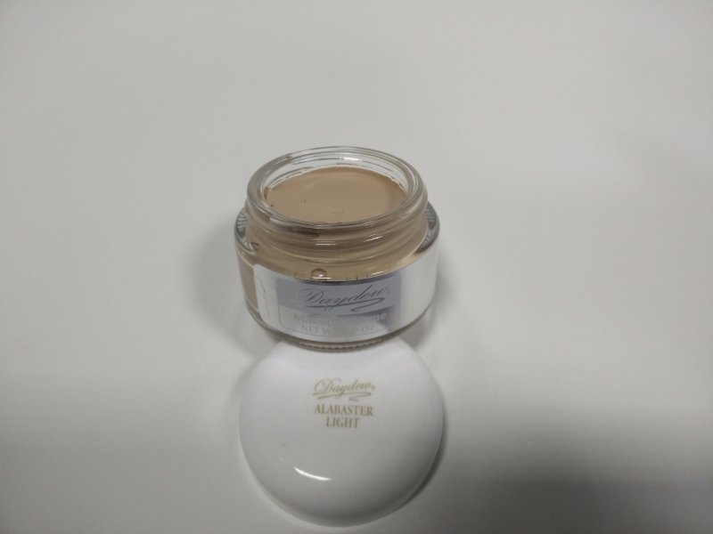 The Original Daydew Makeup Creme Made World Famous By Beauty Professionals. Creates A Youthful Glow That Last For Hours Without Touchups. Appy By Patting Small Amount On The Skin Until Warmed. Then Sm