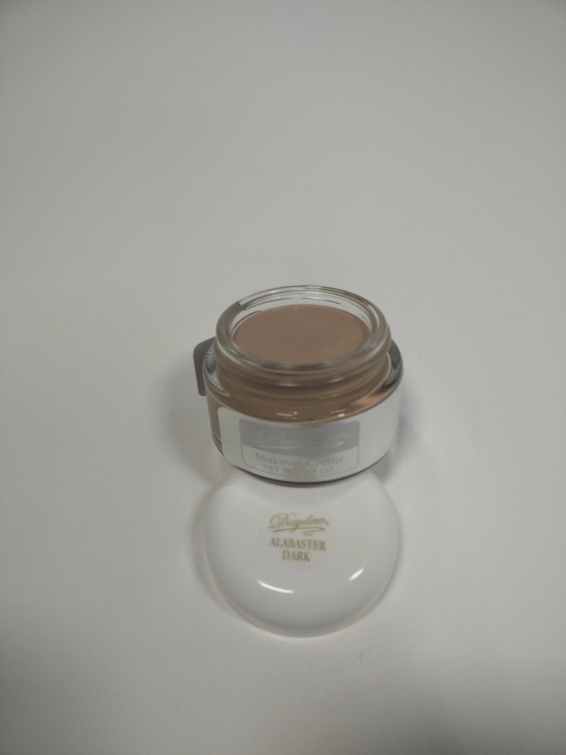The Original Daydew Makeup Creme Made World Famous By Beauty Professionals. Creates A Youthful Glow That Last For Hours Without Touchups. Appy By Patting Small Amount On The Skin Until Warmed. Then Sm