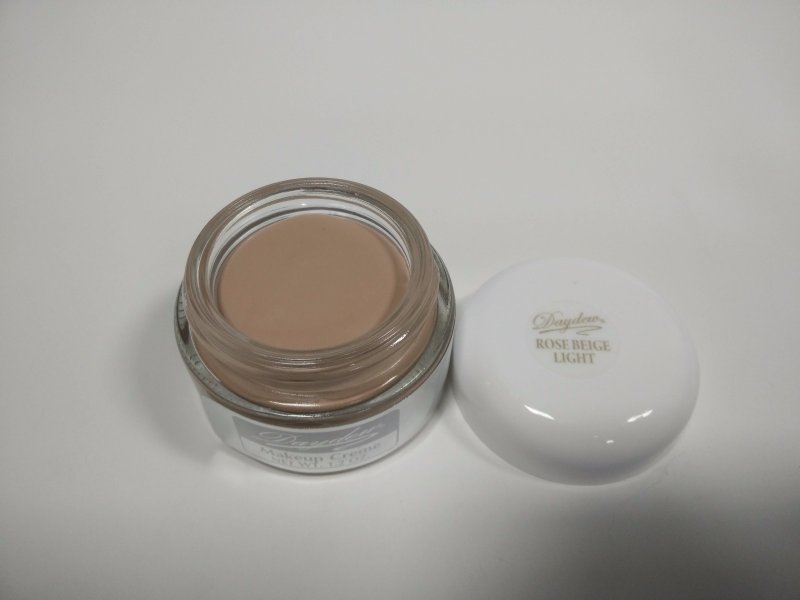 The Original Daydew Makeup Creme Made World Famous By Beauty Professionals. Creates A Youthful Glow That Last For Hours Without Touchups. Appy By Patting Small Amount On The Skin Until Warmed. Then Sm
