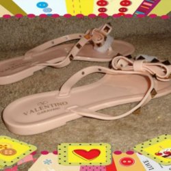 Valentino Logo Jelly Flip Flops With Bow & Gold Tone Studs Pale Pink Size 8.5 